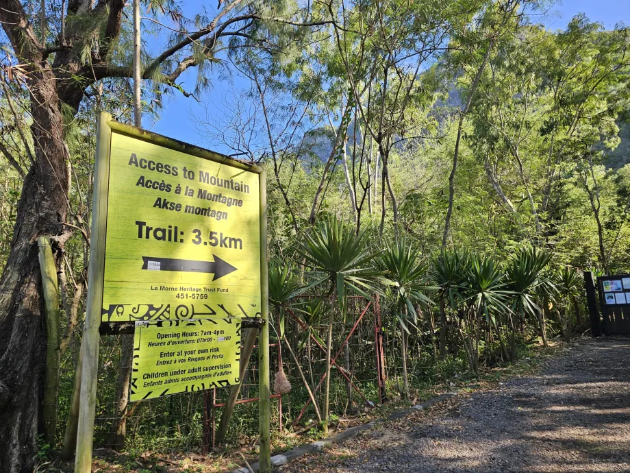 Placa de informação sob Le Morne