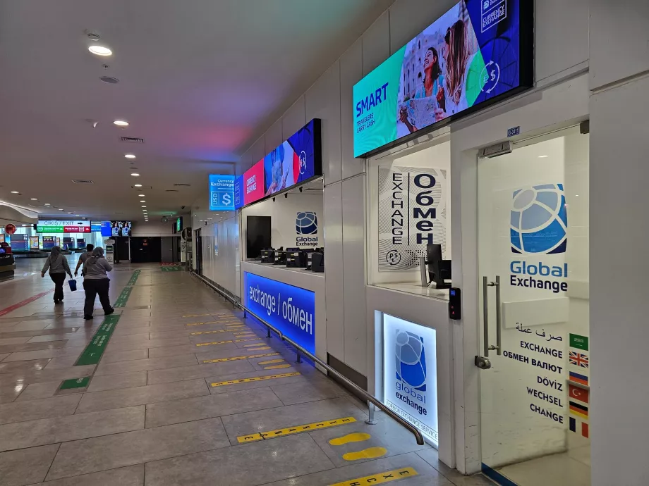 Câmbio de moeda no Terminal 2, junto aos tapetes de bagagens