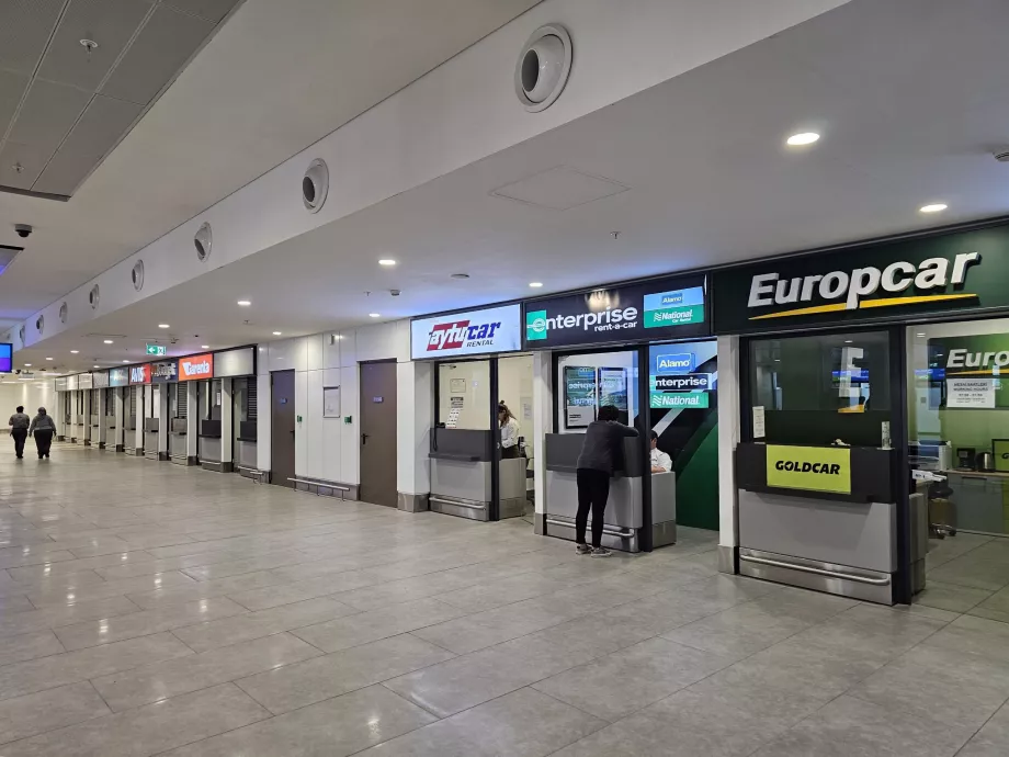 Balcões de aluguer de automóveis no Terminal 2