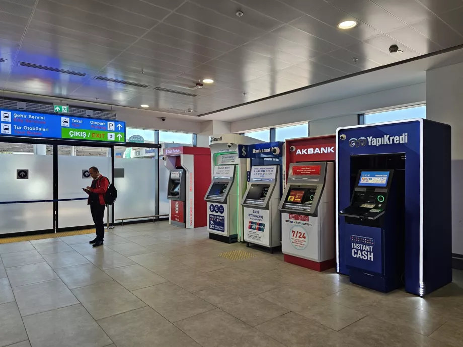 Caixas automáticos no átrio de chegadas do Terminal 2