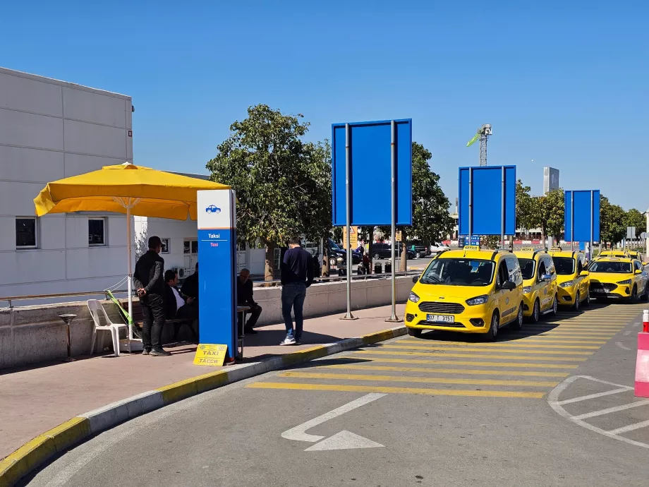 Paragem de táxis em frente ao Terminal 2