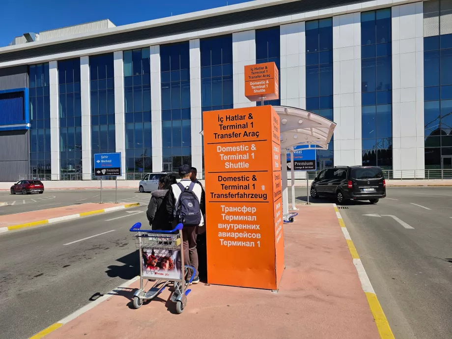 Paragem do autocarro de transporte entre terminais em frente ao Terminal 2