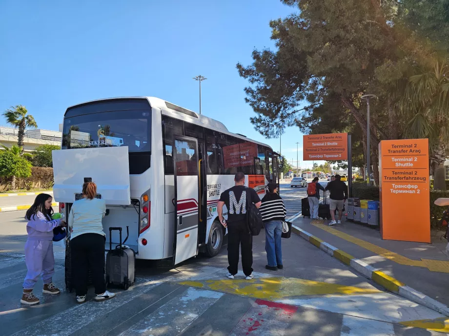 Paragem do autocarro de transporte entre terminais em frente ao Terminal 1