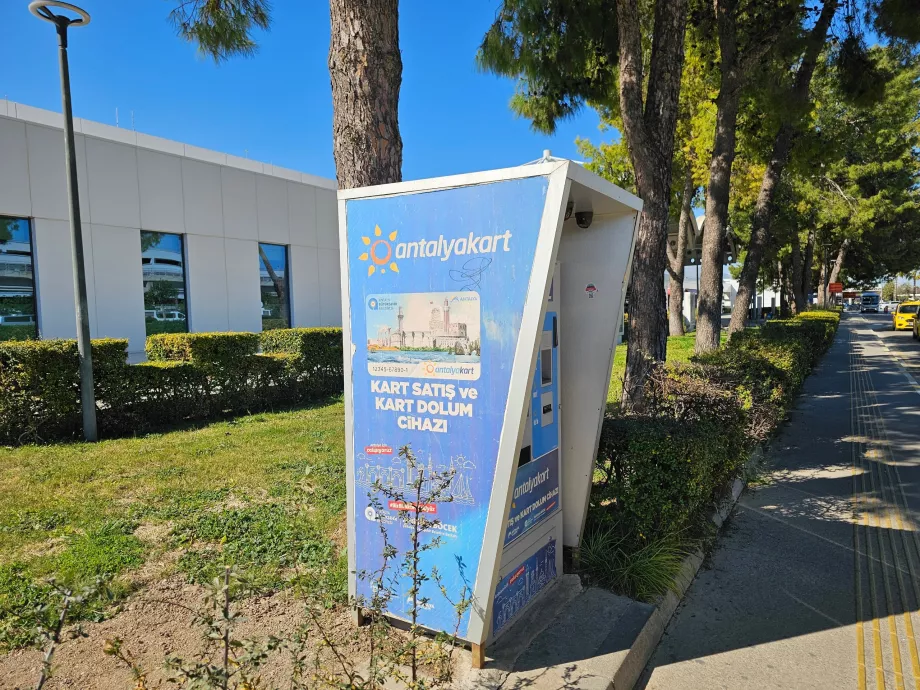Máquina de venda automática AntalyaKart à saída do terminal 1