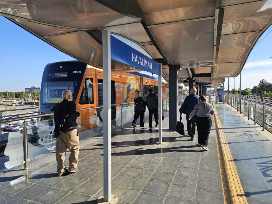 Paragem de elétrico em frente ao Terminal 1
