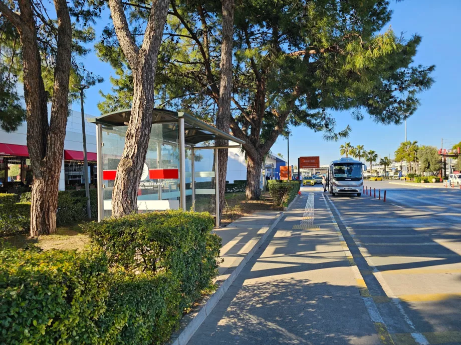 Paragem de autocarro urbano em frente ao Terminal 1