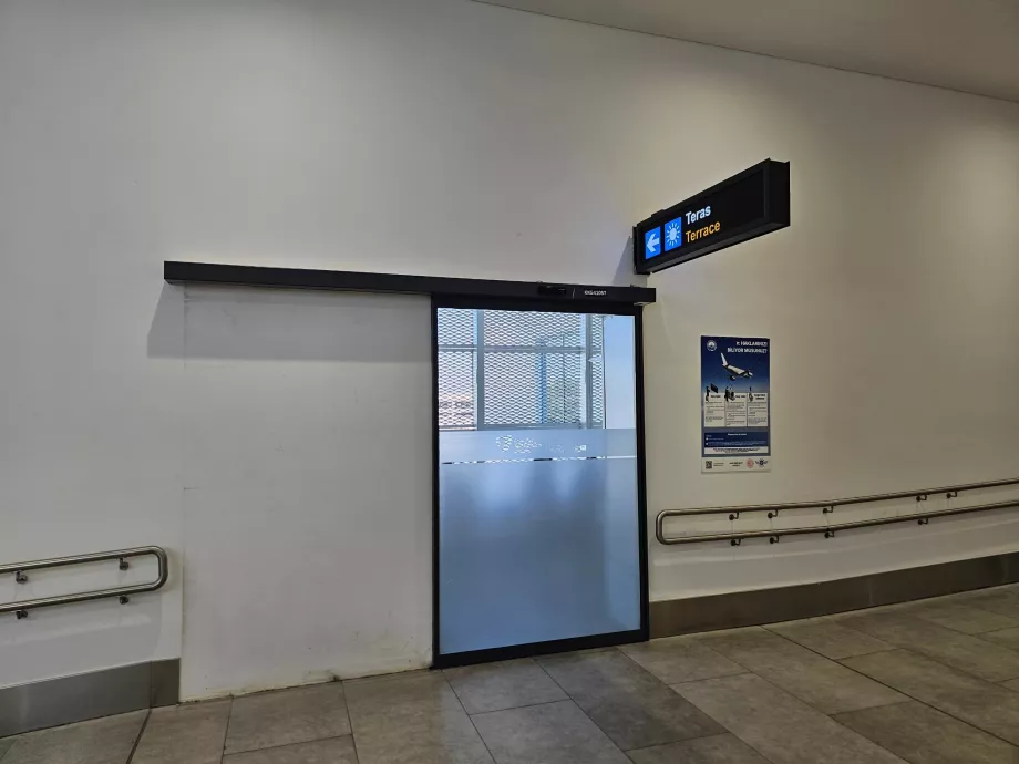 Terraço para fumadores após controlo de segurança