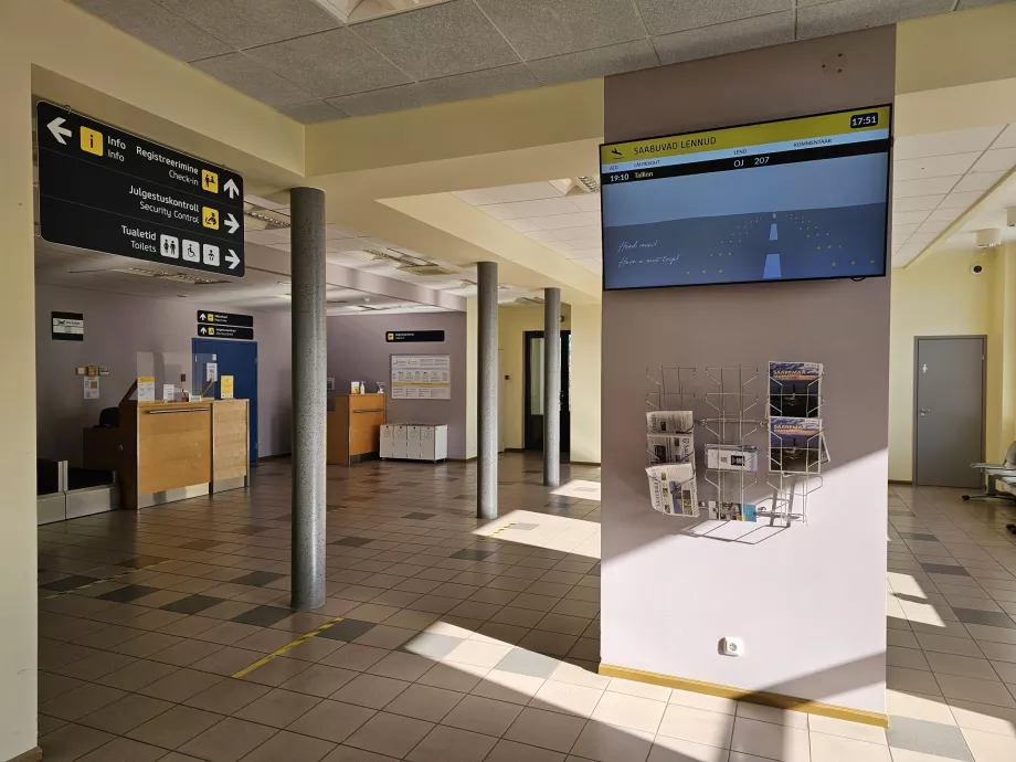 Hall de check-in com balcões de check-in