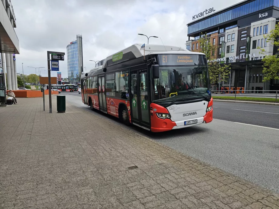 Paragem de autocarro E1 no centro da cidade