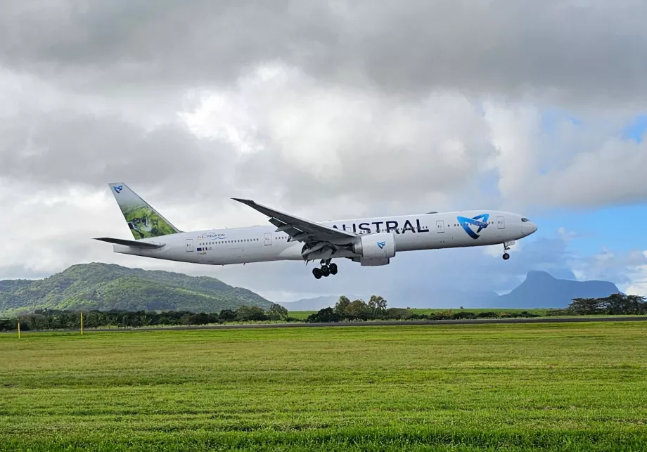 Boeing 777 Air Austral no aeroporto das Maurícias