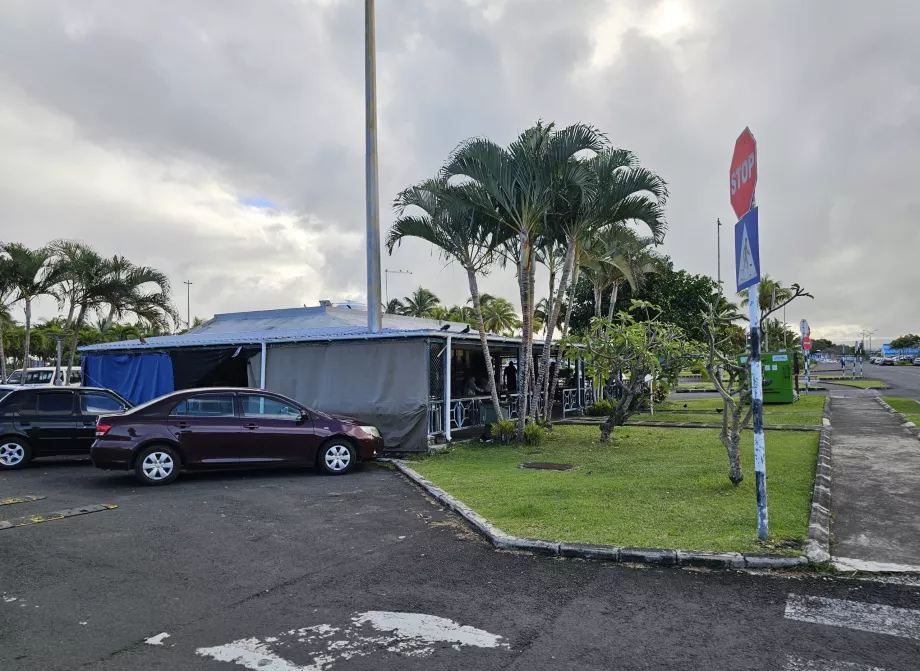 Refrescos no parque de estacionamento da paragem de autocarro