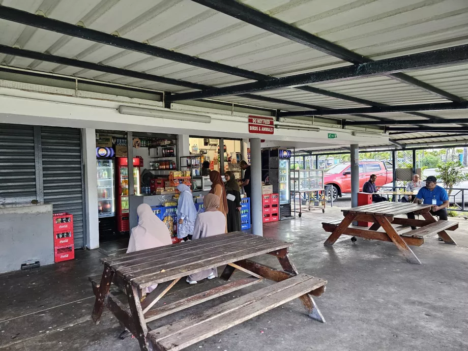 Refrescos no parque de estacionamento da paragem de autocarro