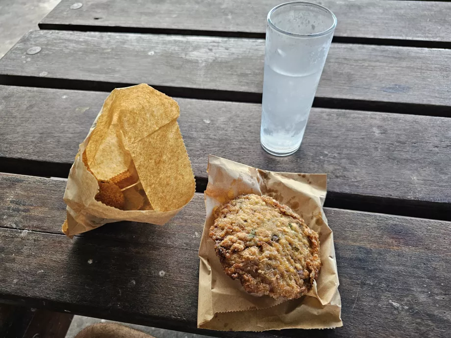 A minha comida na banca do parque de estacionamento