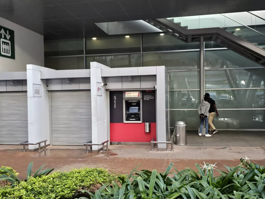 Multibanco à porta da sala de chegadas