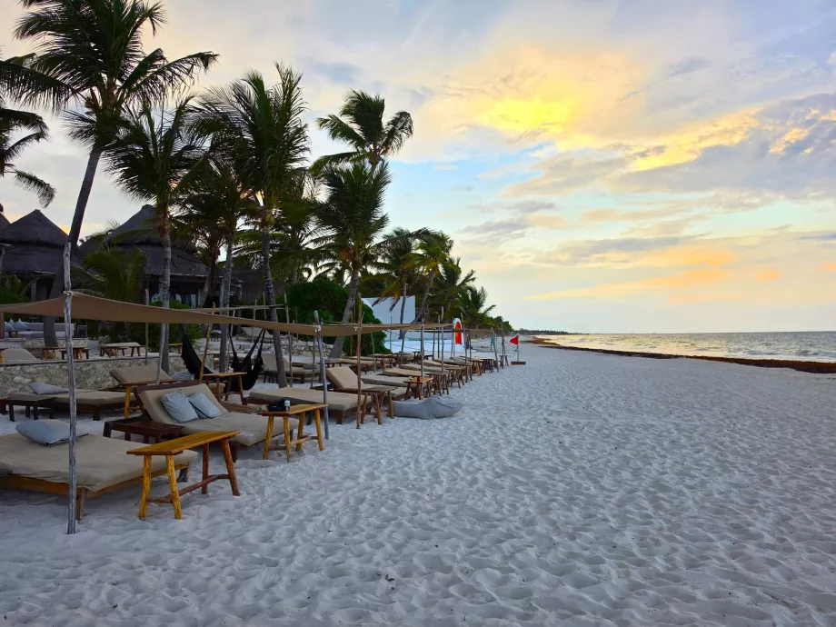 A praia na zona hoteleira de Tulum
