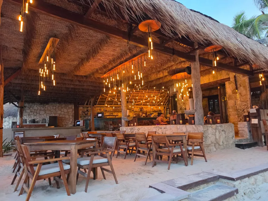 Restaurantes ao longo da rua principal