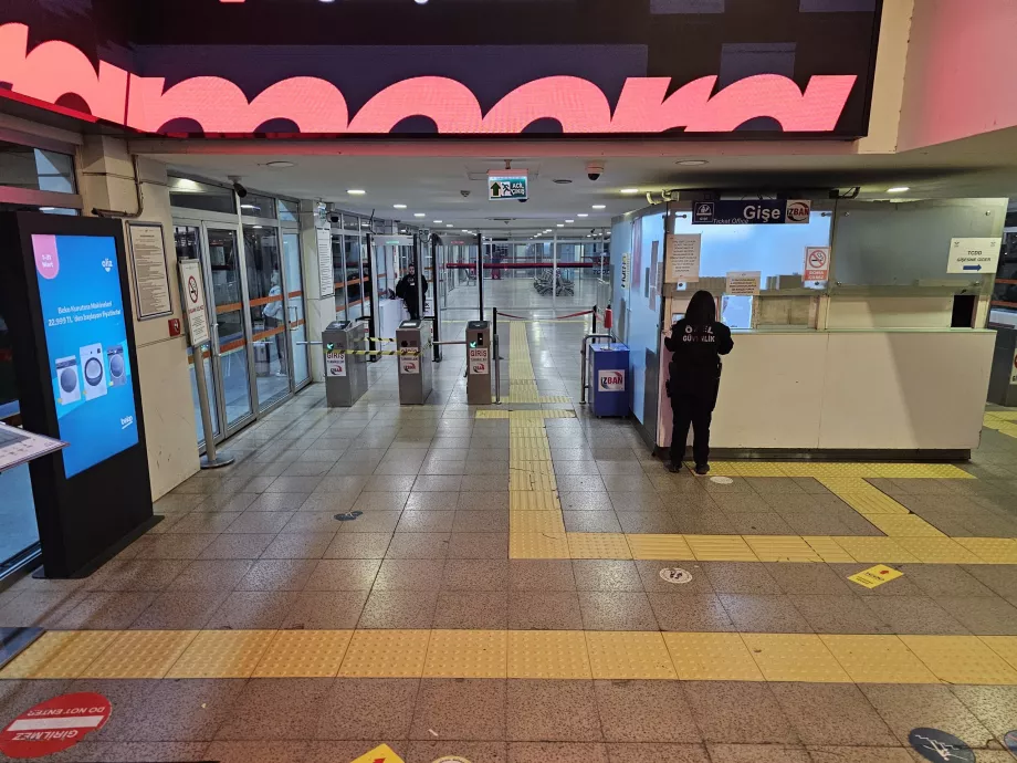 Estações de metro no aeroporto de Izmir