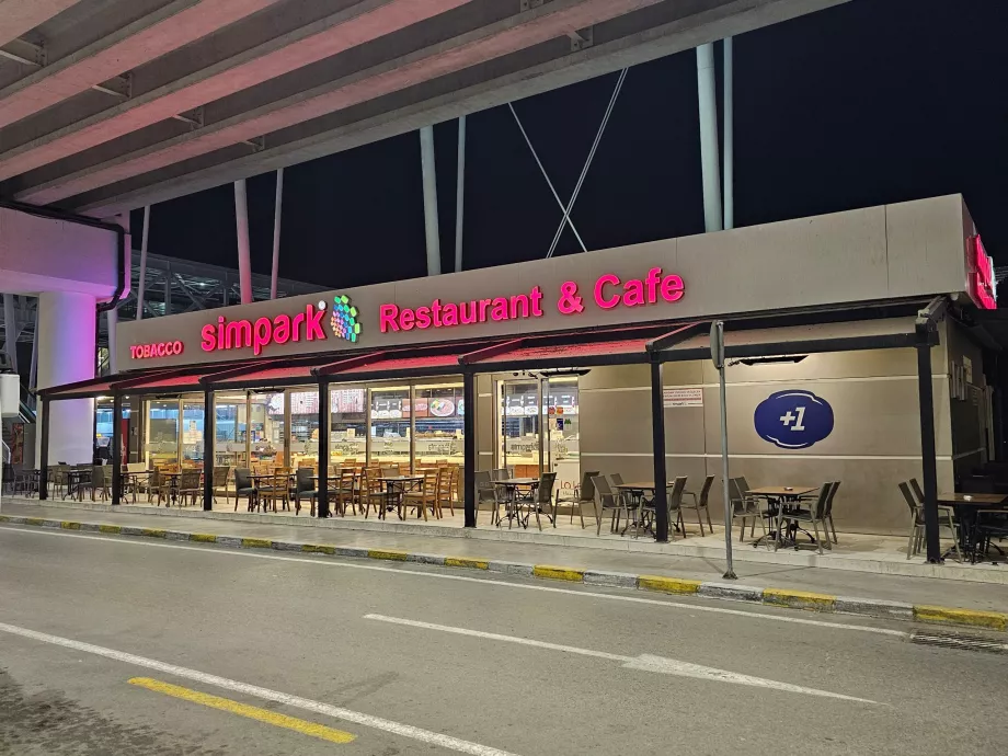 Café em frente ao terminal nacional, perto da estação de metro