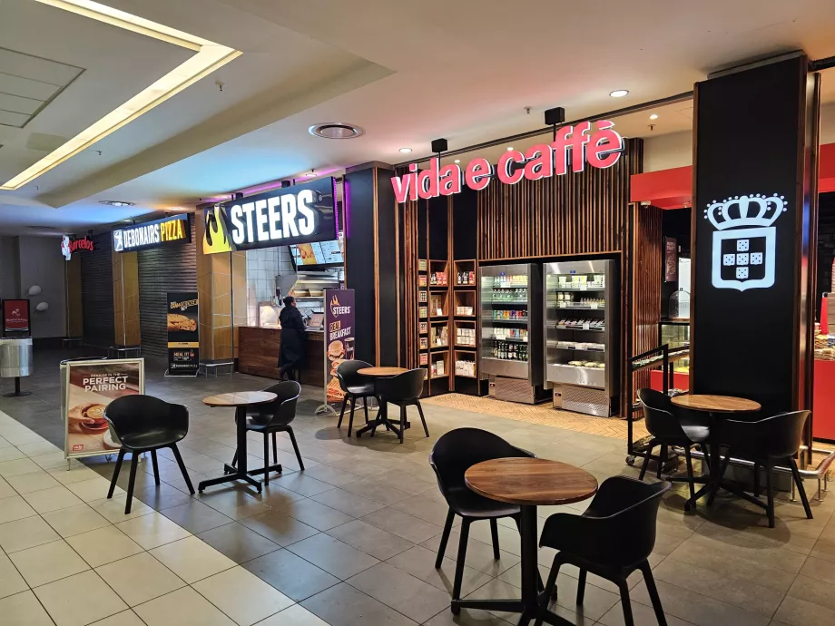 Cafés no átrio das chegadas, zona pública