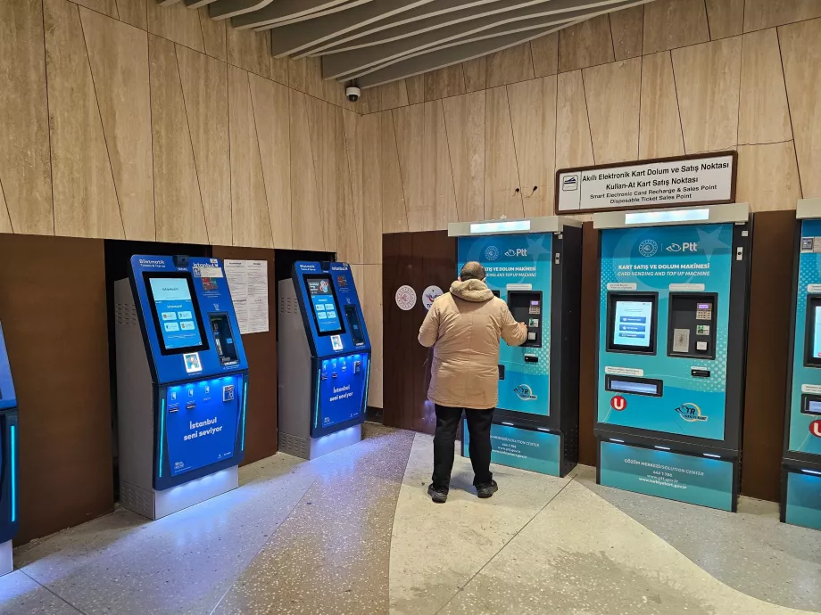 Máquinas azuis à esquerda - Istanbulkart; máquinas azuis à direita - cartão PTT
