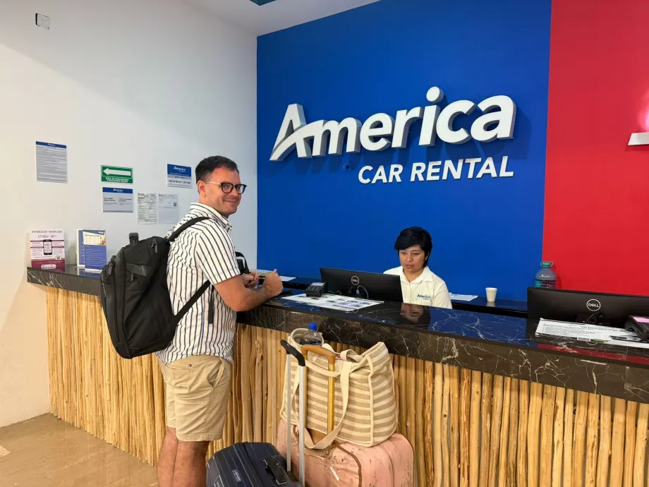 Eu no balcão de aluguer de carros em Tulum
