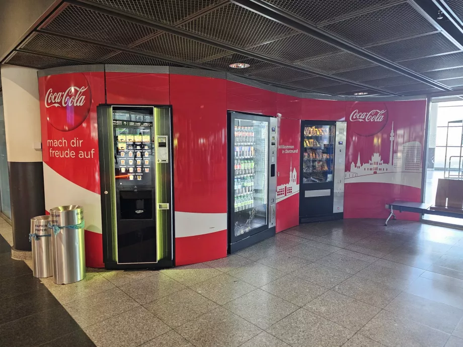 Máquinas de venda automática no átrio das chegadas