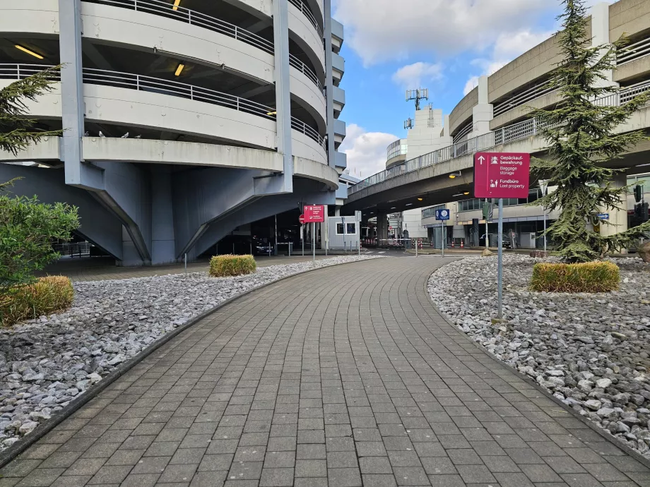O caminho para a sala de bagagens