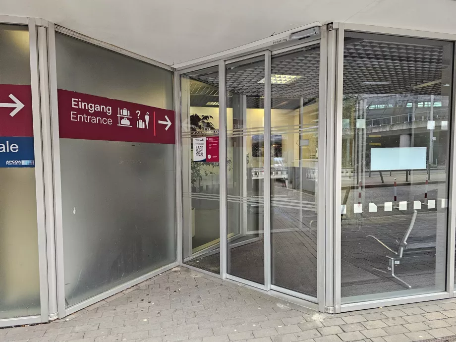 Armazenamento de bagagens na garagem em frente ao terminal