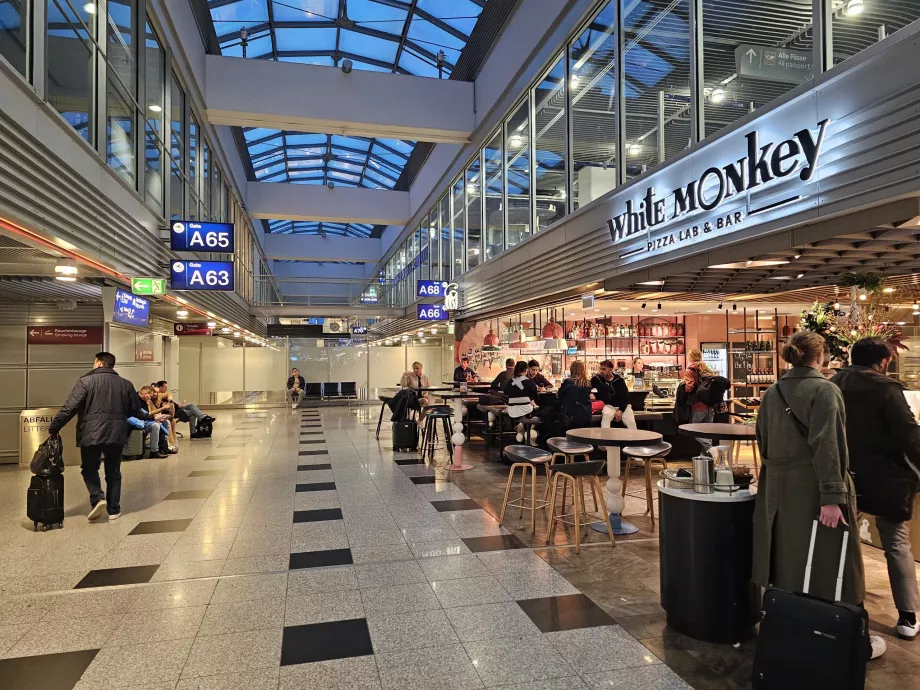 Restaurante na zona de trânsito