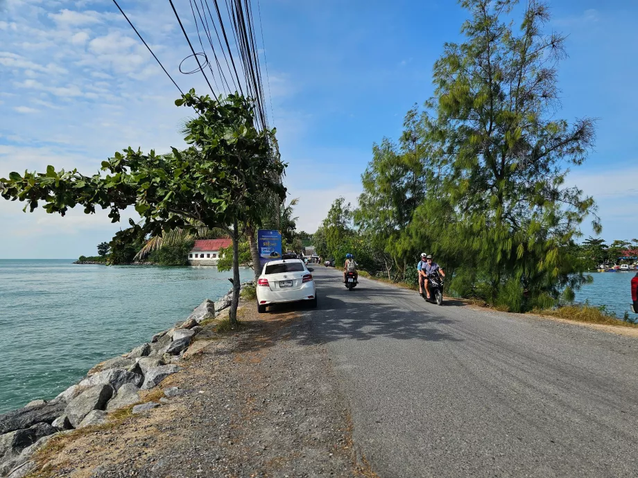 Estrada para Wat Phra Yai e estacionamento