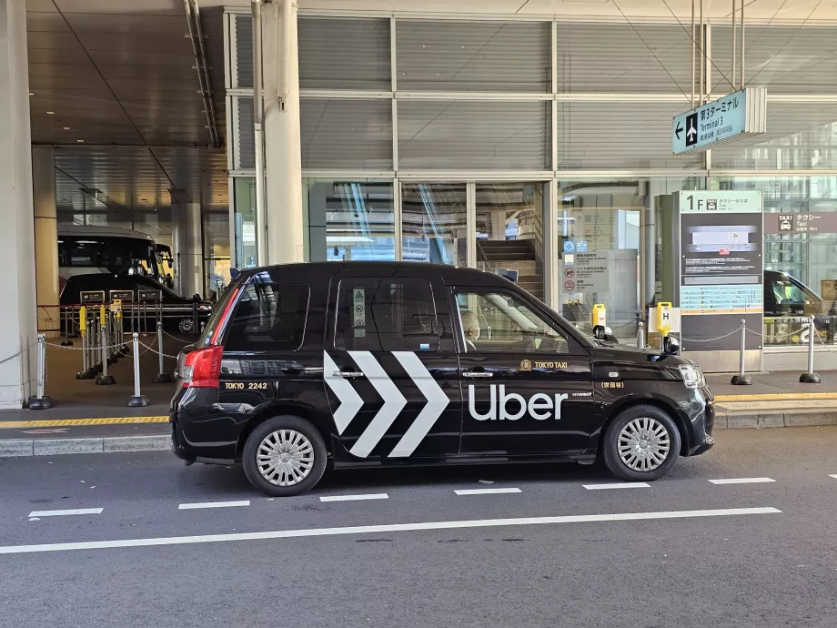Uber à porta do Terminal 3