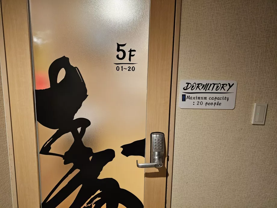 Porta encriptada para a sala comum do 5º andar