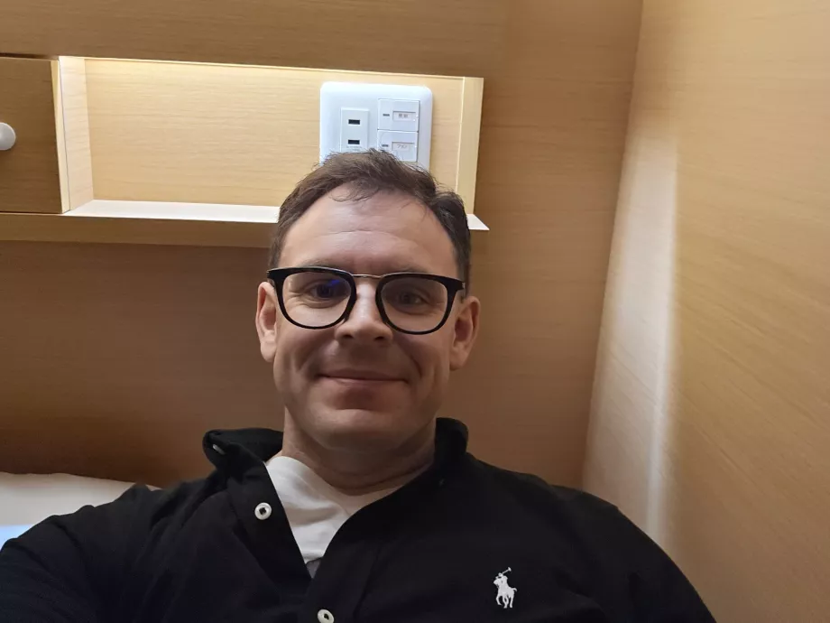 Eu deitado numa cápsula