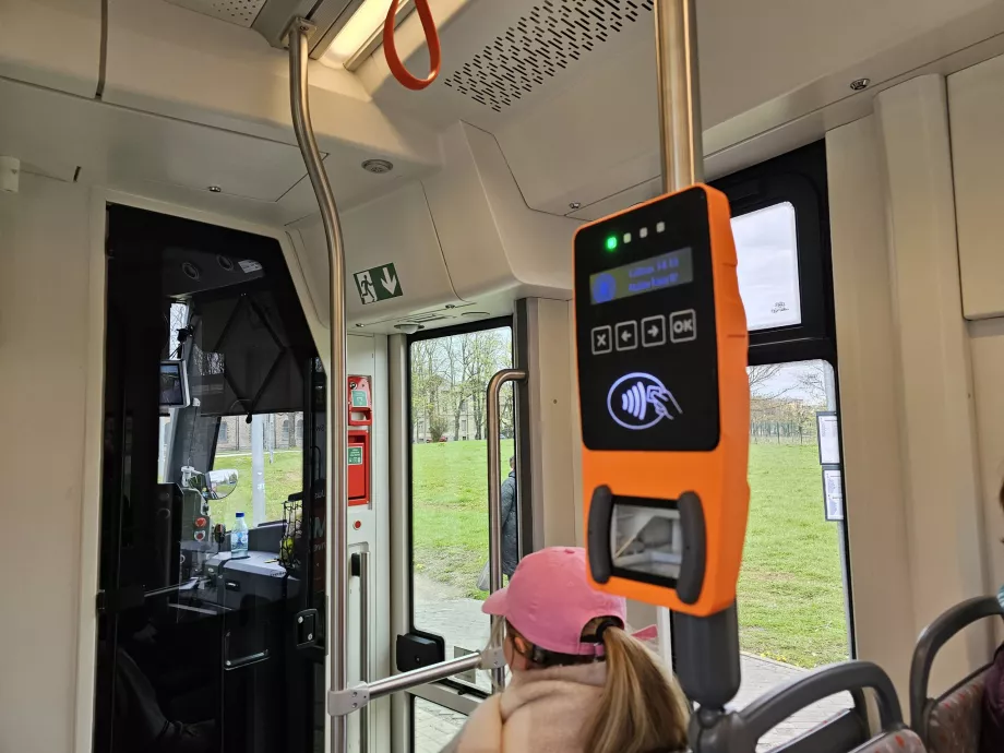 Validador na primeira porta para carregar códigos QR