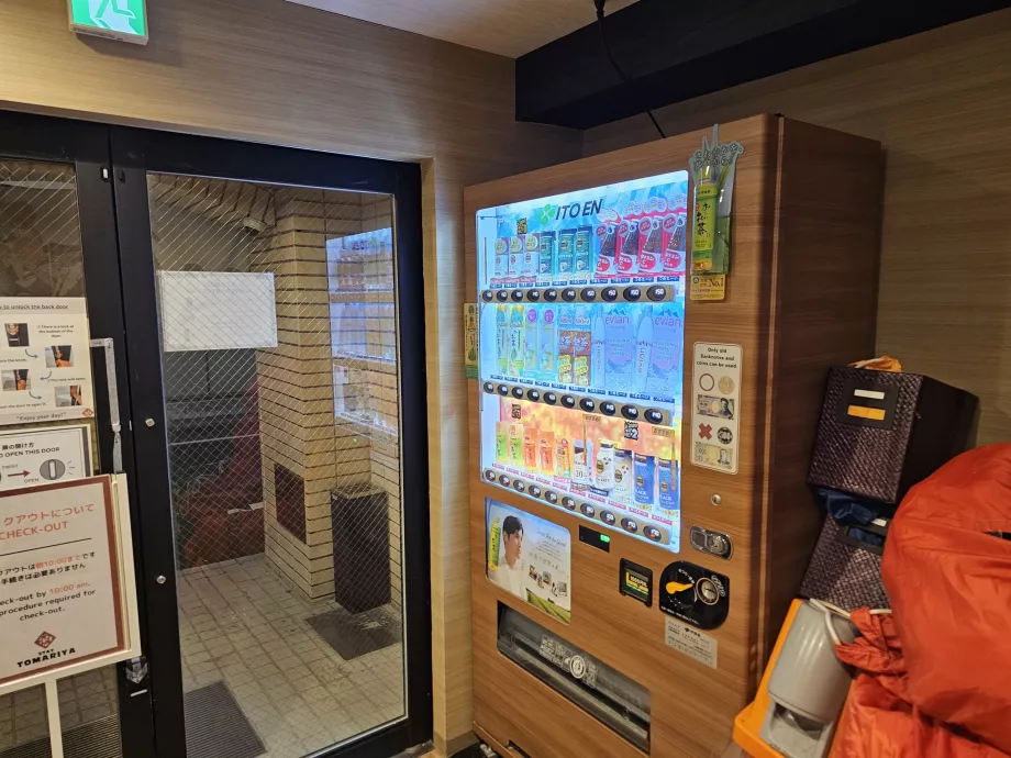 Máquina de venda automática no rés do chão