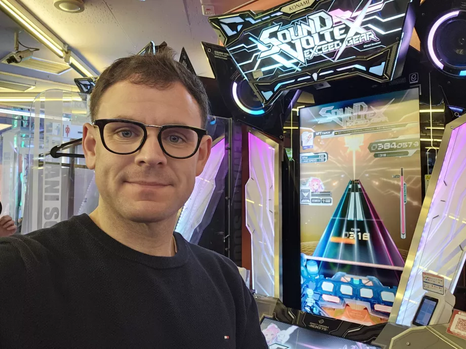 Eu na sala de jogos de Akihabara