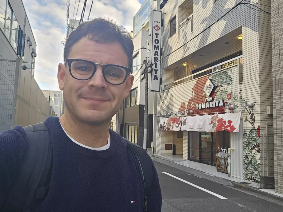 Eu em frente ao Hotel Tomariya