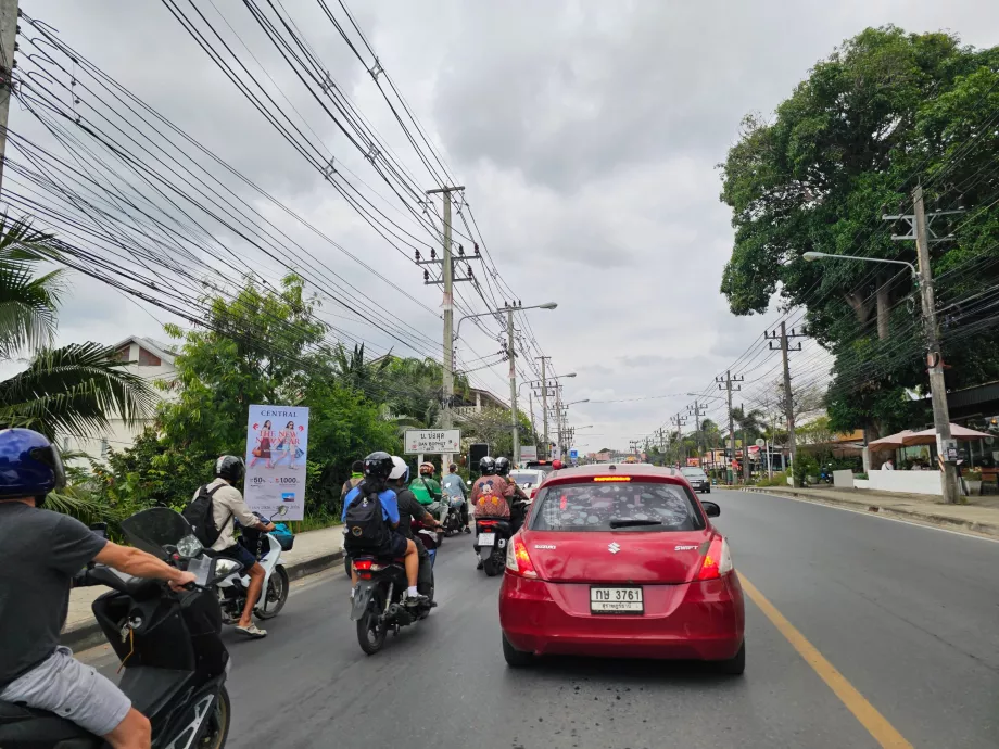 Tráfego na estrada principal à volta da ilha