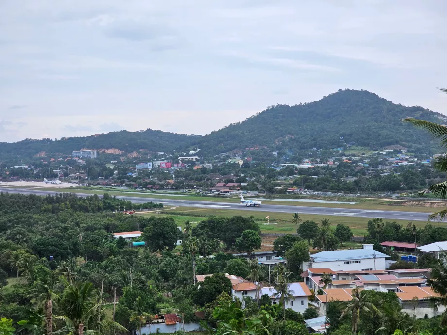 Vista do aeroporto a partir do Pagode de Chaweng