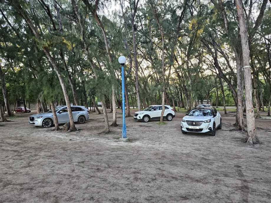 Estacionamento na praia de Mon Choisy