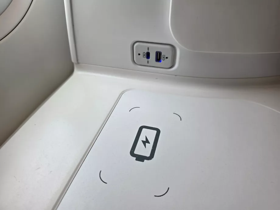 Carregamento sem fios e portas USB