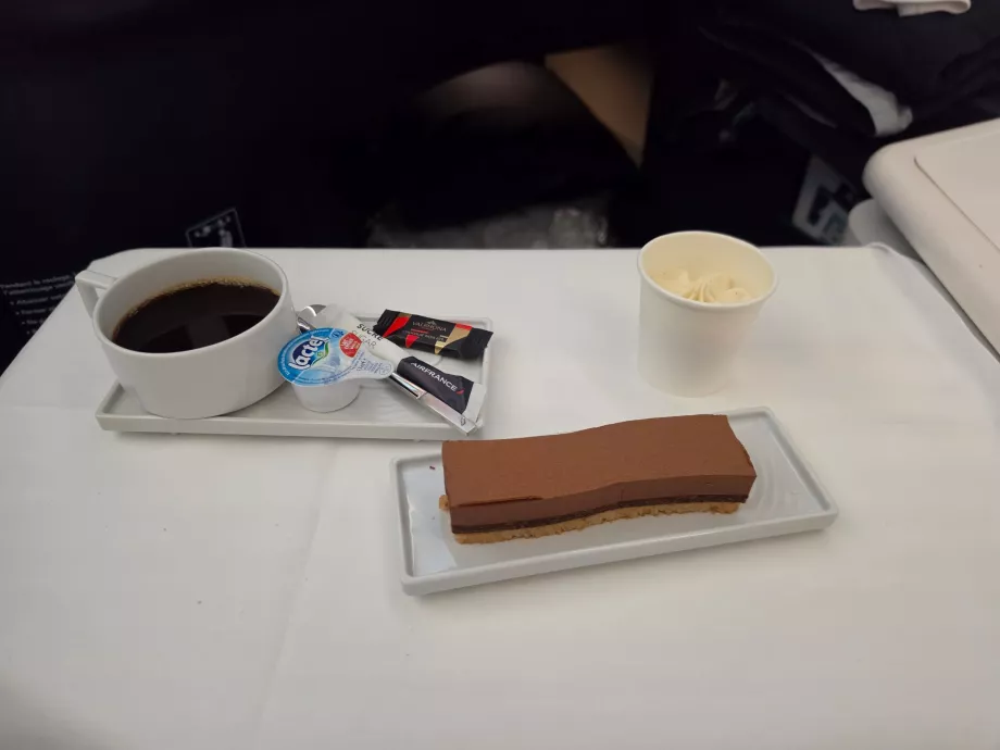 Almoço: uma sobremesa de chocolate e um café