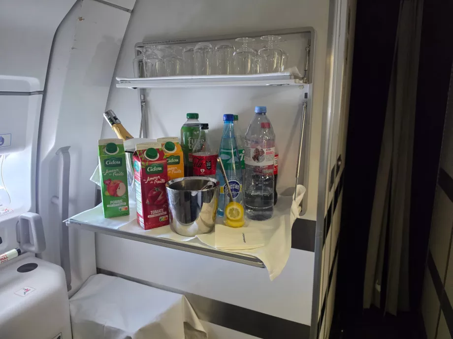 Bebidas disponíveis na cozinha de bordo durante o voo