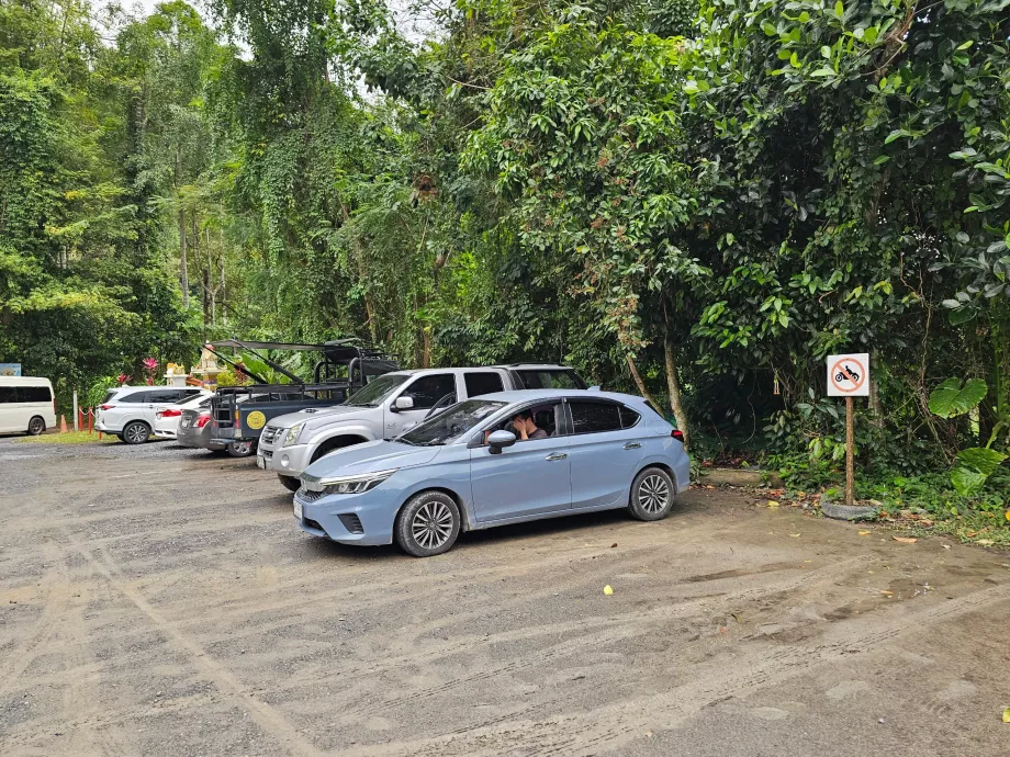 Parque de estacionamento na cascata Na Muang 1