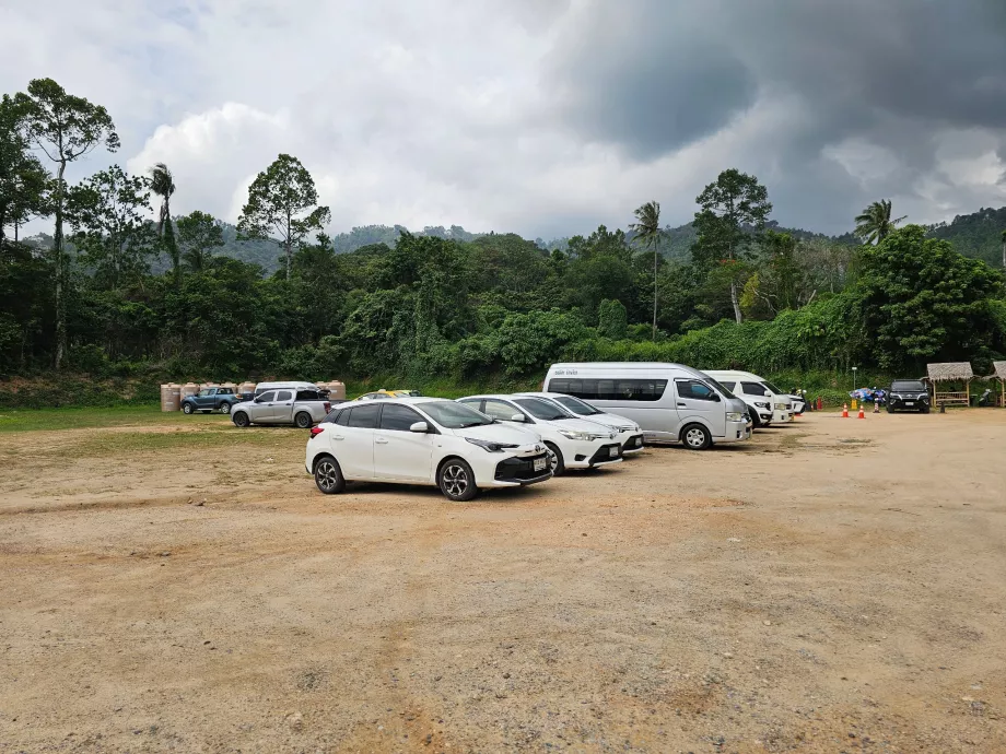 Estacionamento sob as pedras de sobreposição