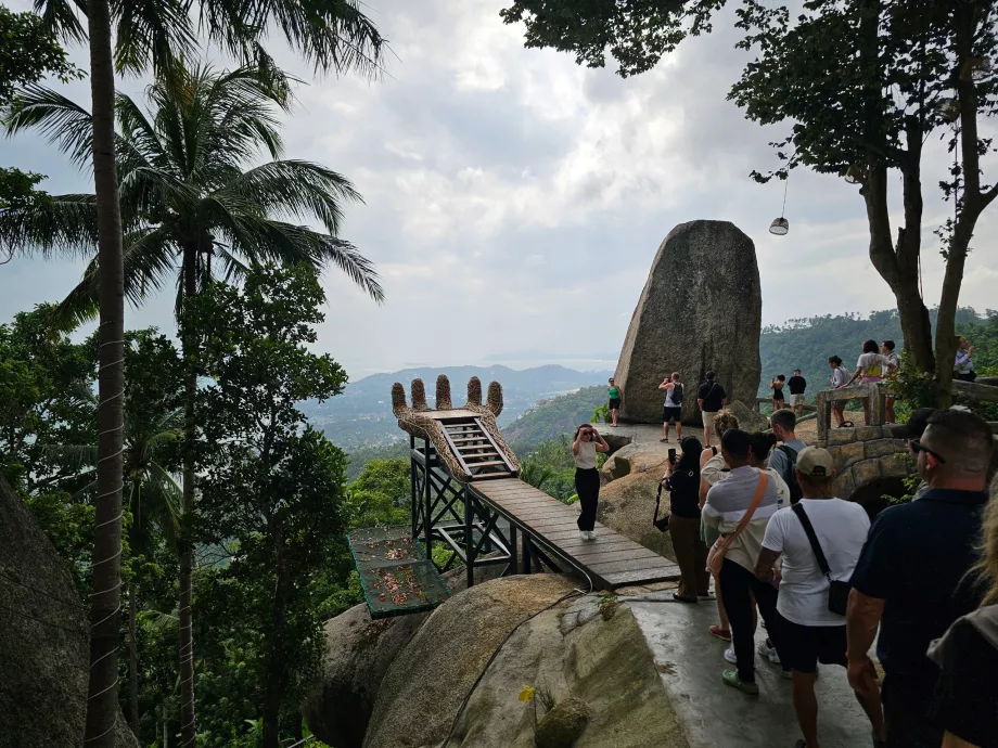 Sobreposição e fila para fotografia na Pedra de Sobreposição 2