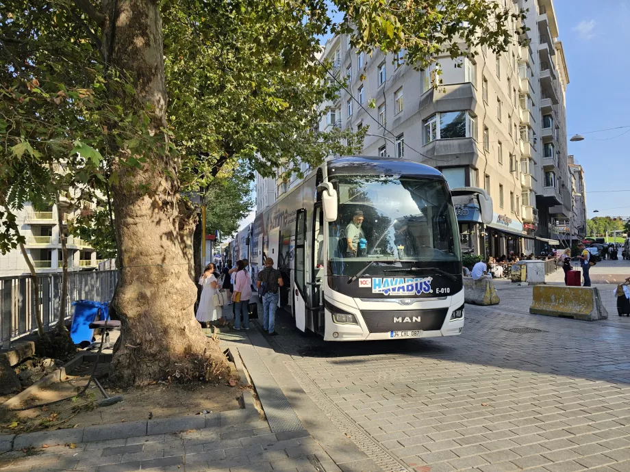 Havabus em direção ao Aeroporto Sabiha Gokcen para a Praça Taksim