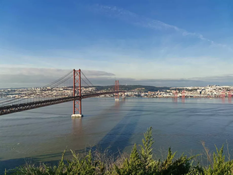 E é assim que se pode admirar a estátua do Cristo e o resto de Lisboa