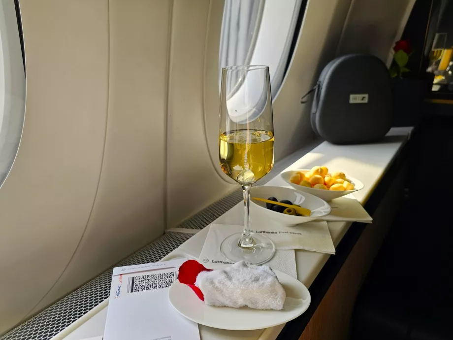 Bebida de boas-vindas, nozes de macadâmia e azeitonas