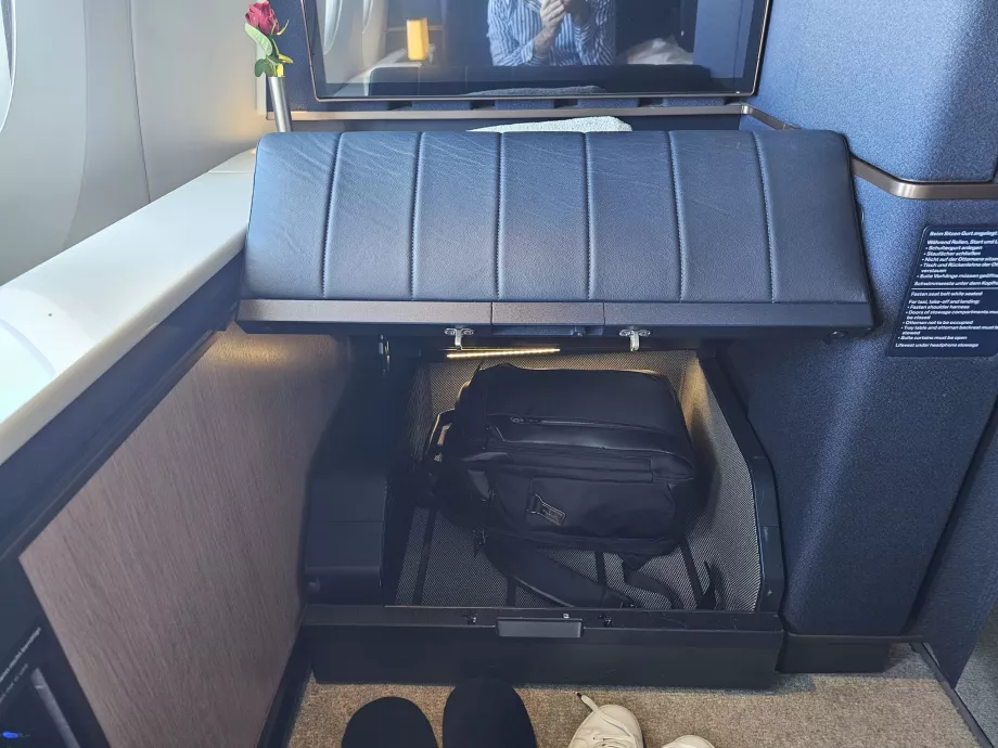 Espaço de arrumação no apoio para os pés